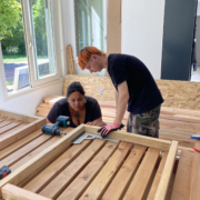 Les stagiaires construisent les meubles de la cuisine