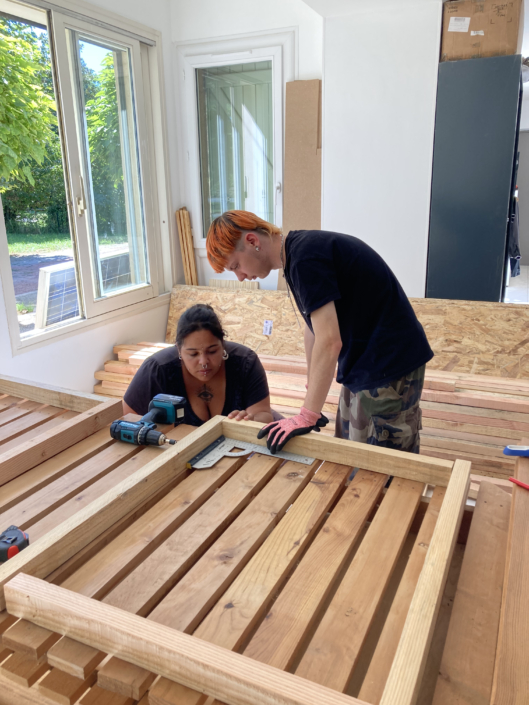 Les stagiaires construisent les meubles de la cuisine